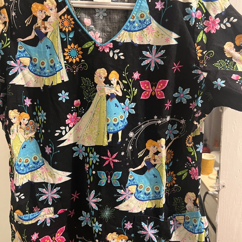 Scrub tops - Picture 2 of 3